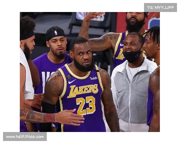 亚冠决赛落幕雨中温情时刻 两队球员互相拥抱致意展现体育精神